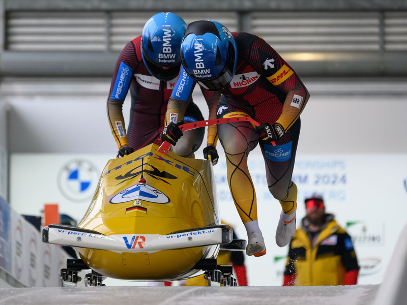 Lisa Buckwitz und Vanessa Mark liegen bei der WM in Winterberg auf Gold-Kurs. - Foto: Robert Michael/dpa