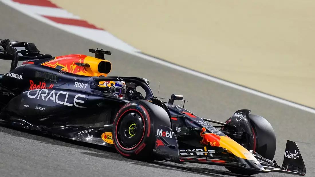 Sicherte sich für den Saisonauftakt in Bahrain die Pole Position: Max Verstappen. - Bild: Darko Bandic/AP