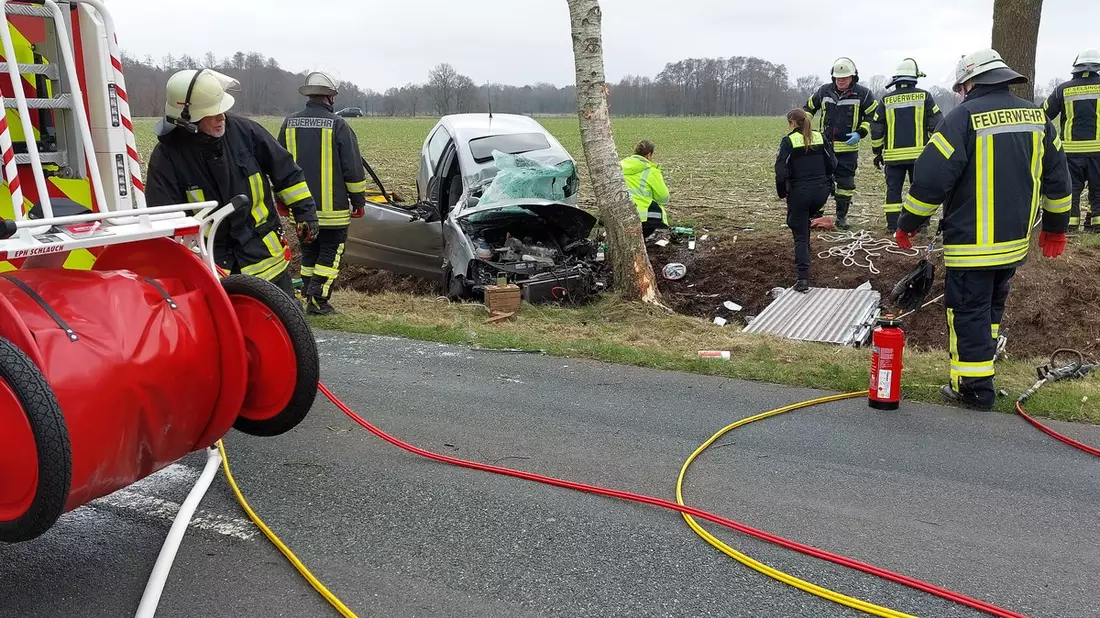 FW-ROW: Frau unter Pkw eingeklemmt - Bild: presseportal.de