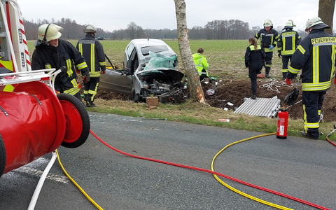 FW-ROW: Frau unter Pkw eingeklemmt - Foto: presseportal.de