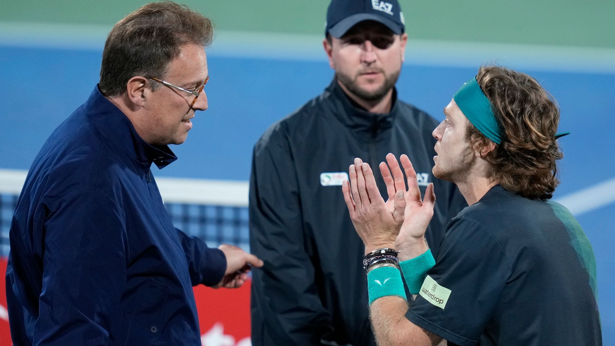 Wurde in Dubai disqualifiziert: Andrej Rubljow (r). - Foto: Kamran Jebreili/AP/dpa