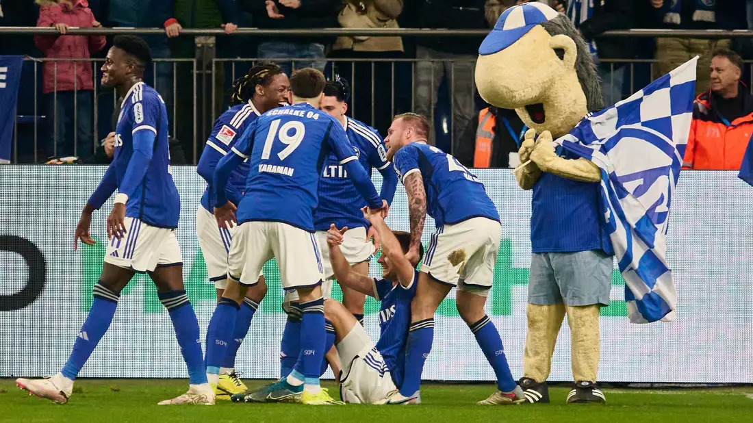 Schalke setzte sich zuhause gegen Spitzenreiter St. Pauli durch. - Bild: Bernd Thissen/dpa