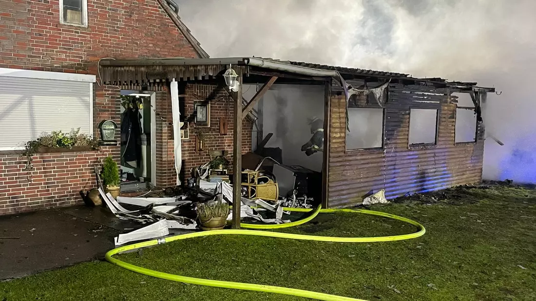 FW-LK Leer: Frau aus brennendem Haus gerettet - Ersthelfer erlitten selber Rauchvergiftungen - Vier verletzte nach Feuer in Holtland - Bild: presseportal.de