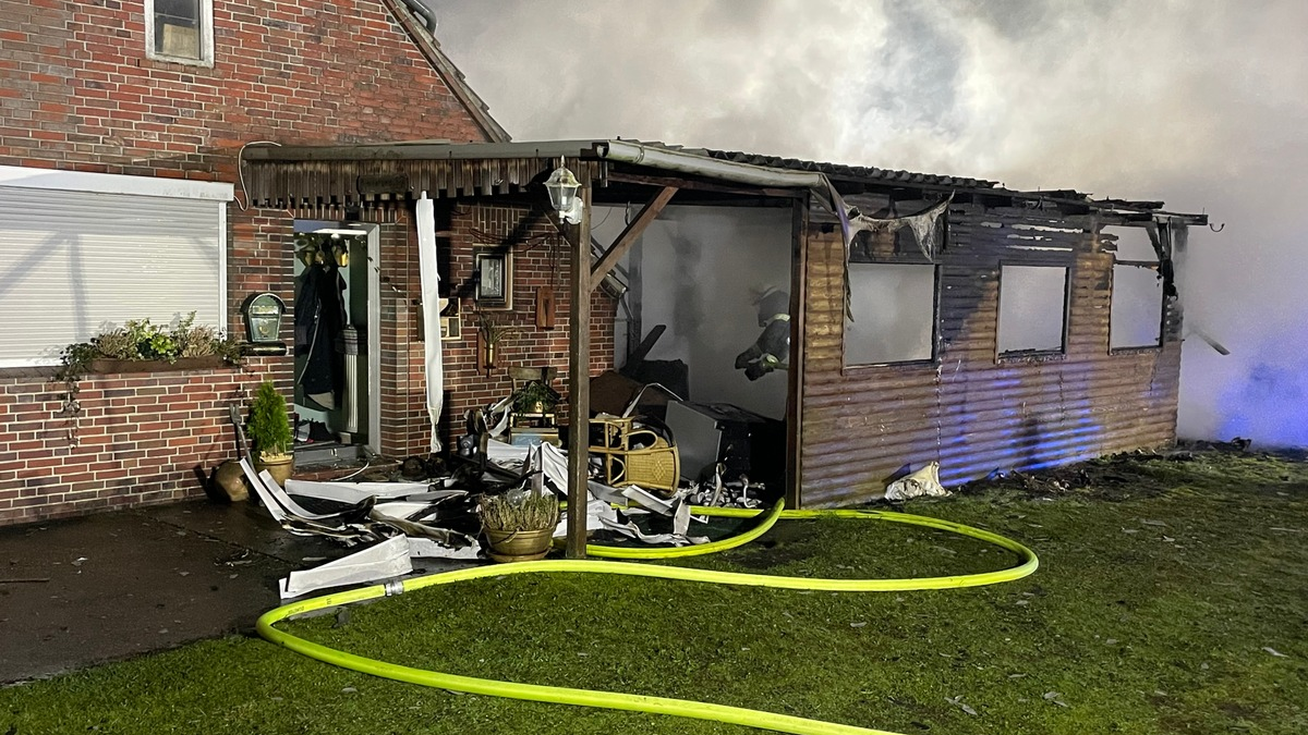 FW-LK Leer: Frau aus brennendem Haus gerettet - Ersthelfer erlitten selber Rauchvergiftungen - Vier verletzte nach Feuer in Holtland - Foto: presseportal.de
