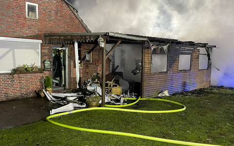 FW-LK Leer: Frau aus brennendem Haus gerettet - Ersthelfer erlitten selber Rauchvergiftungen - Vier verletzte nach Feuer in Holtland - Foto: presseportal.de