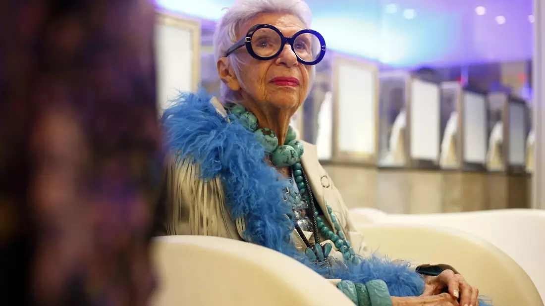 US-Designerin Iris Apfel verfolgt die Präsentation der Herbst/Winter-Kollektion vom Atelier Swarovski. - Bild: Thais Llorca/EFE/EPA/dpa