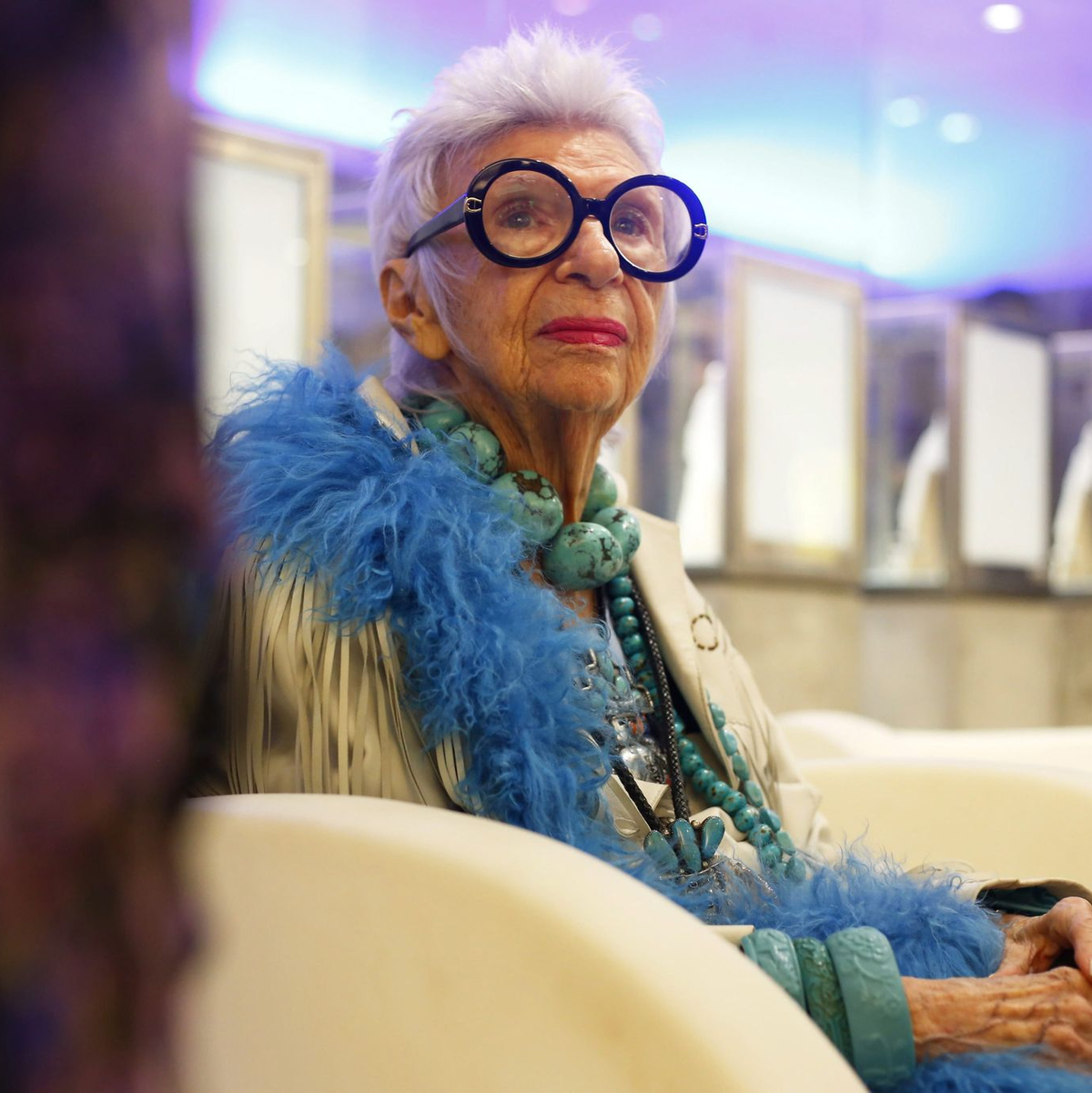 US-Designerin Iris Apfel verfolgt die Präsentation der Herbst/Winter-Kollektion vom Atelier Swarovski. - Foto: Thais Llorca/EFE/EPA/dpa