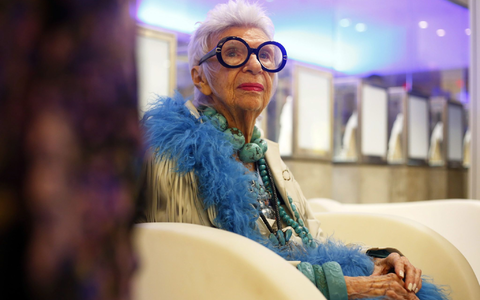 US-Designerin Iris Apfel verfolgt die Präsentation der Herbst/Winter-Kollektion vom Atelier Swarovski. - Foto: Thais Llorca/EFE/EPA/dpa