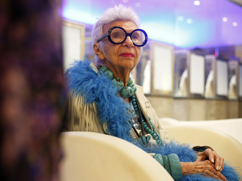 US-Designerin Iris Apfel verfolgt die Präsentation der Herbst/Winter-Kollektion vom Atelier Swarovski. - Foto: Thais Llorca/EFE/EPA/dpa