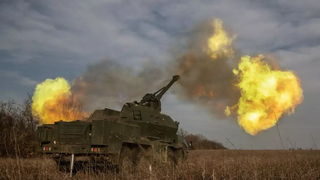 Die ukrainische 152-mm-Panzerhaubitze Dana feuert auf russische Stellungen in der Region Donezk. - Bild: Roman Chop/AP/dpa