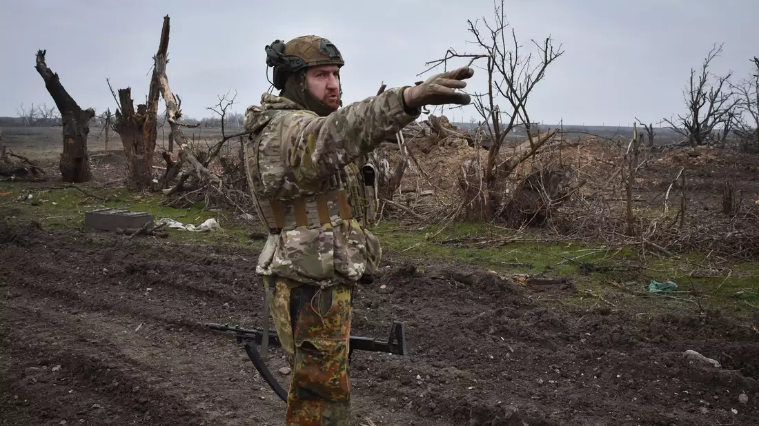 Ein ukrainischer Soldat zeigt auf die russische Stellung an der Frontlinie in dem Dorf Robotyne. - Bild: Andriy Andriyenko/AP/dpa