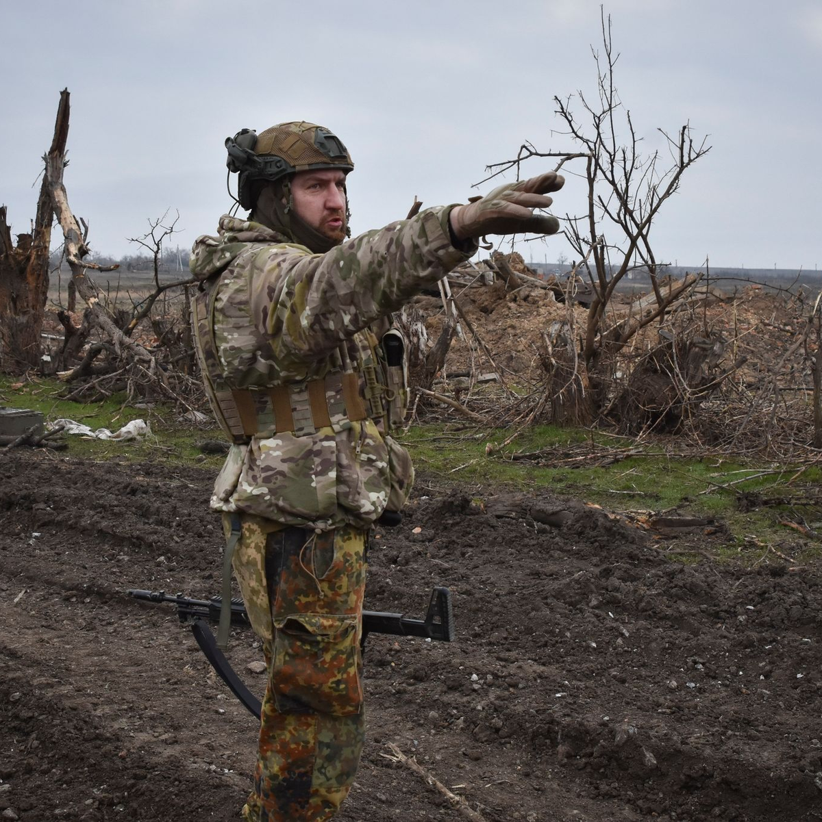 Ein ukrainischer Soldat zeigt auf die russische Stellung an der Frontlinie in dem Dorf Robotyne. - Foto: Andriy Andriyenko/AP/dpa