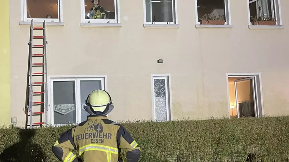 FW-E: Kellerbrand in einem Mehrfamilienhaus - Treppenhaus stark verraucht - Bild: presseportal.de