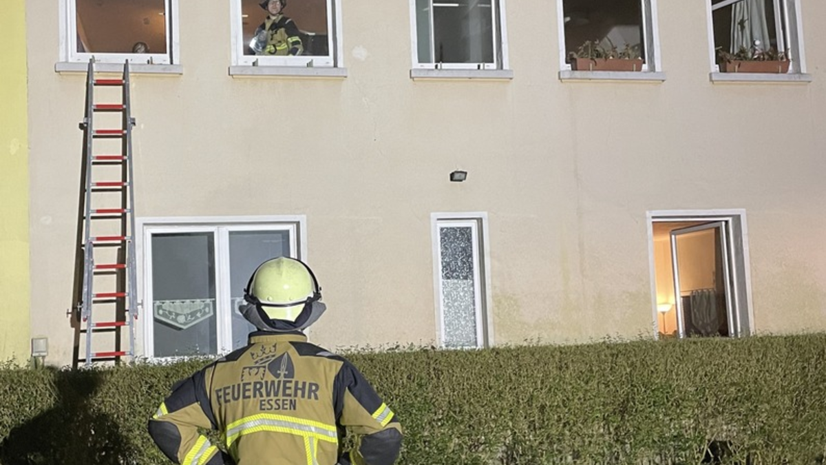 FW-E: Kellerbrand in einem Mehrfamilienhaus - Treppenhaus stark verraucht - Foto: presseportal.de