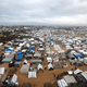 Ein Blick auf ein behelfsmäßiges Zeltlager für Palästinenser, die durch die israelische Bodenoffensive auf den Gazastreifen vertrieben wurden. - Foto: Mohammed Dahman/AP/dpa