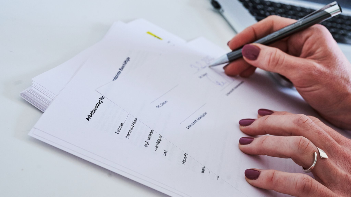 Dem Report zufolge denkt fast jede zweite Frau hierzulande, dass Männer bessere Karrierechancen haben. - Foto: Annette Riedl/dpa