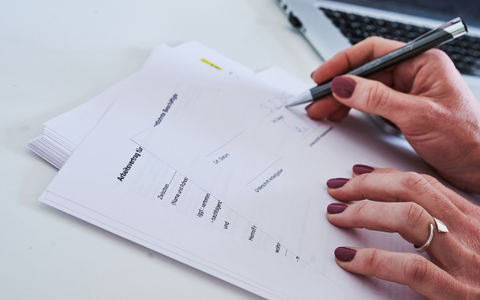 Dem Report zufolge denkt fast jede zweite Frau hierzulande, dass Männer bessere Karrierechancen haben. - Foto: Annette Riedl/dpa