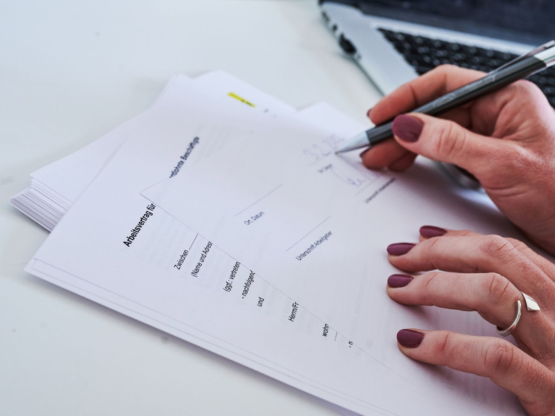 Dem Report zufolge denkt fast jede zweite Frau hierzulande, dass Männer bessere Karrierechancen haben. - Foto: Annette Riedl/dpa