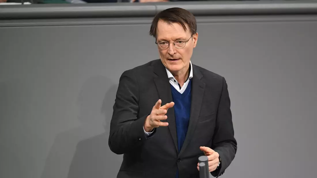 Gesundheitsminister Karl Lauterbach: «Es wäre albern zu sagen, wir bereiten uns nicht auf einen militärischen Konflikt vor, und dann wird er auch nicht kommen. Nach der Logik bräuchte man auch keine Bundeswehr. Nichtstun ist keine Option.» - Bild: Ann-Marie Utz/dpa