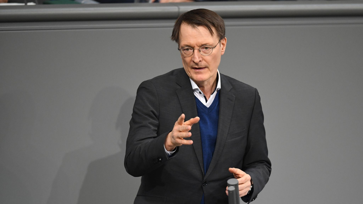 Gesundheitsminister Karl Lauterbach: «Es wäre albern zu sagen, wir bereiten uns nicht auf einen militärischen Konflikt vor, und dann wird er auch nicht kommen. Nach der Logik bräuchte man auch keine Bundeswehr. Nichtstun ist keine Option.» - Foto: Ann-Marie Utz/dpa