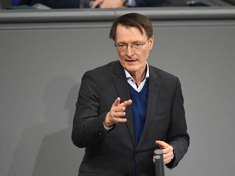 Gesundheitsminister Karl Lauterbach: «Es wäre albern zu sagen, wir bereiten uns nicht auf einen militärischen Konflikt vor, und dann wird er auch nicht kommen. Nach der Logik bräuchte man auch keine Bundeswehr. Nichtstun ist keine Option.» - Foto: Ann-Marie Utz/dpa