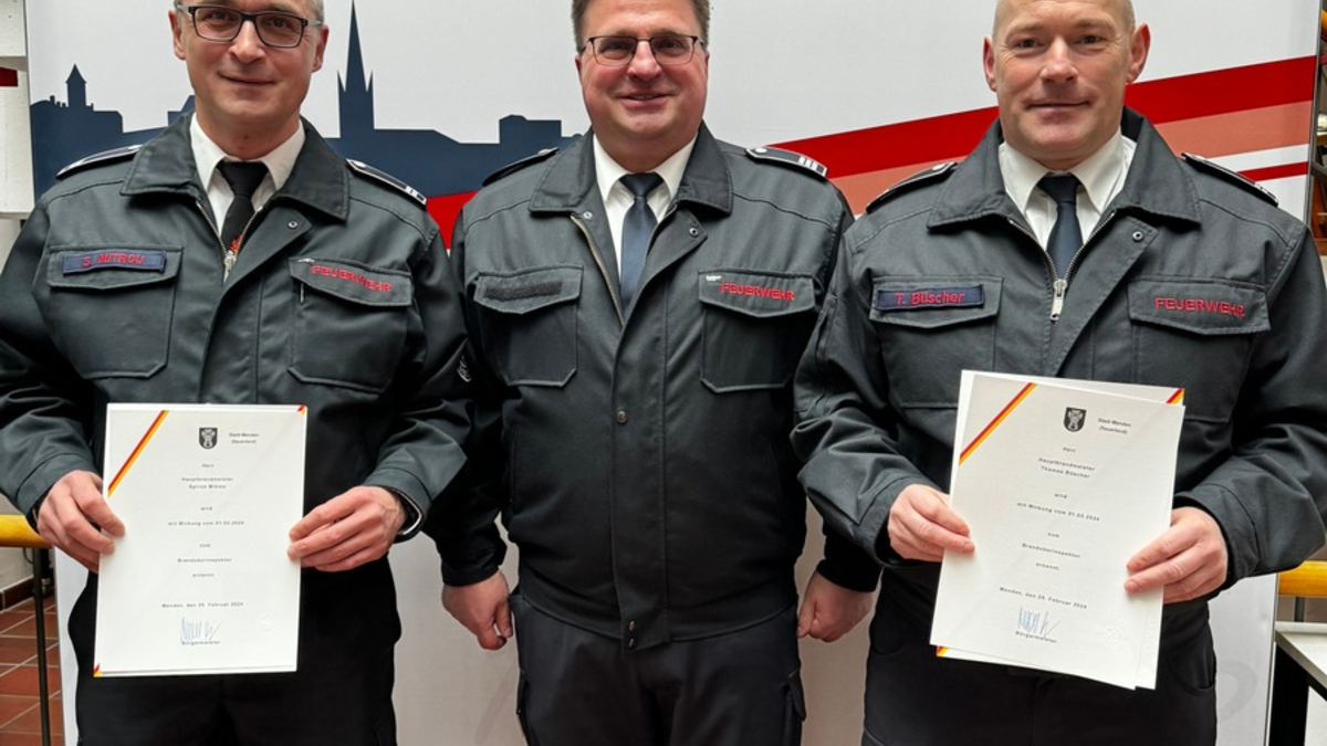 FW Menden: Beförderungen nach erfolgreicher Laufbahnprüfung - Foto: presseportal.de