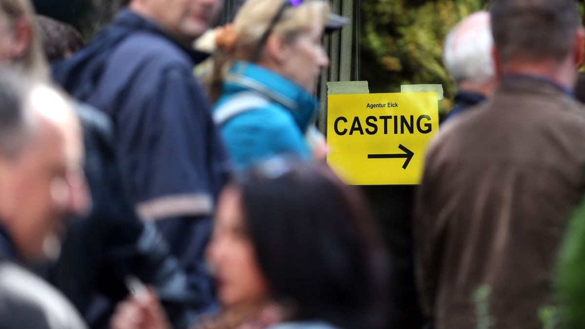 Im Rheinland werden Komparsen eine historische Serie gesucht (Symbolbild). - Foto: Ina Fassbender/dpa