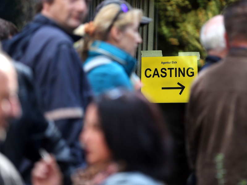 Im Rheinland werden Komparsen eine historische Serie gesucht (Symbolbild). - Foto: Ina Fassbender/dpa