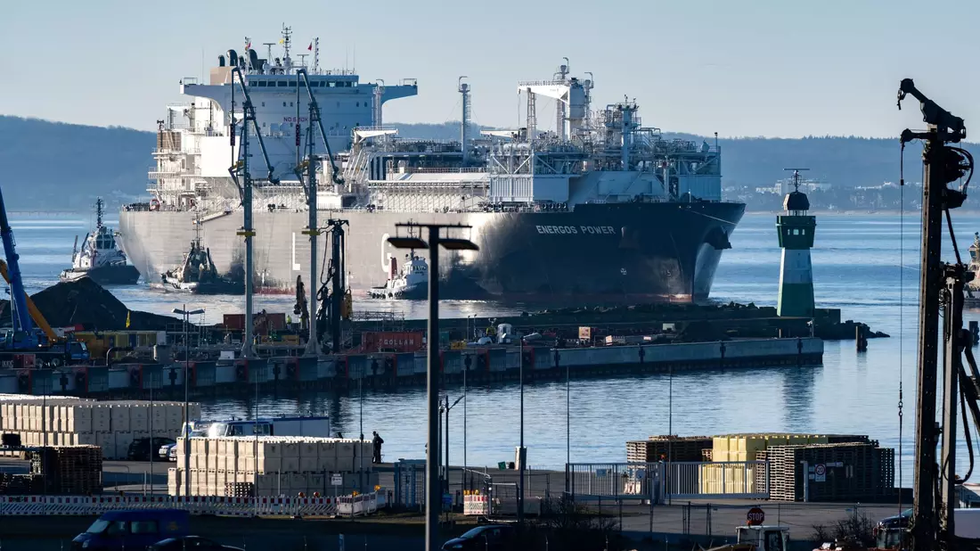 Ein LNG Tanker liegt mit einer Ladung LNG im Energie-Terminal. Auf der Insel Rügen kann Flüssigerdgas angelandet und nach der Umwandlung in Gas über eine Erdgas-Anbindungsleitung nach Lubmin in das deutsche Verteilnetz eingespeist werden. - Bild: Stefan Sauer/dpa