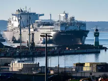 Ein LNG Tanker liegt mit einer Ladung LNG im Energie-Terminal. Auf der Insel Rügen kann Flüssigerdgas angelandet und nach der Umwandlung in Gas über eine Erdgas-Anbindungsleitung nach Lubmin in das deutsche Verteilnetz eingespeist werden. - Foto: Stefan Sauer/dpa
