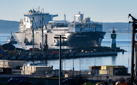 Ein LNG Tanker liegt mit einer Ladung LNG im Energie-Terminal. Auf der Insel Rügen kann Flüssigerdgas angelandet und nach der Umwandlung in Gas über eine Erdgas-Anbindungsleitung nach Lubmin in das deutsche Verteilnetz eingespeist werden. - Foto: Stefan Sauer/dpa