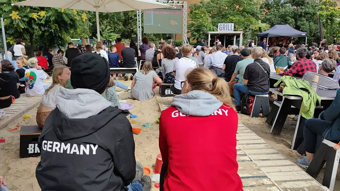 Public Viewing im Berliner Biergarten BRLO (Archiv) - Bild: über dts Nachrichtenagentur