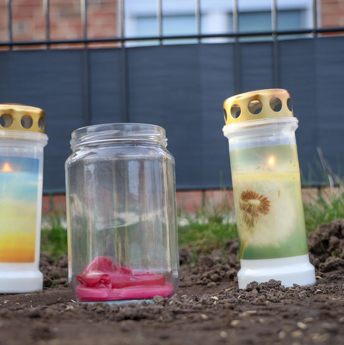 Kerzen vor einem Haus in Brockel, in dem  ein Mann zwei Menschen erschossen haben soll. - Foto: Focke Strangmann/dpa