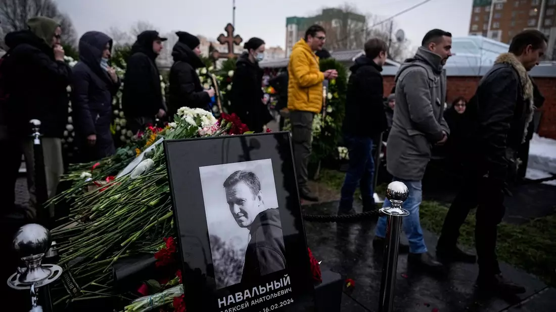 Unter starker Polizeipräsenz nahmen am Freitag Tausende von Menschen bei der Beerdigung von Alexej Nawalny in Moskau Abschied. - Bild: Uncredited/AP/dpa