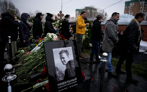 Unter starker Polizeipräsenz nahmen am Freitag Tausende von Menschen bei der Beerdigung von Alexej Nawalny in Moskau Abschied. - Foto: Uncredited/AP/dpa