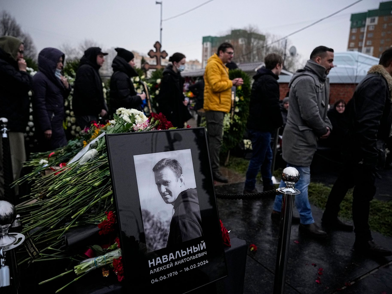 Unter starker Polizeipräsenz nahmen am Freitag Tausende von Menschen bei der Beerdigung von Alexej Nawalny in Moskau Abschied. - Foto: Uncredited/AP/dpa