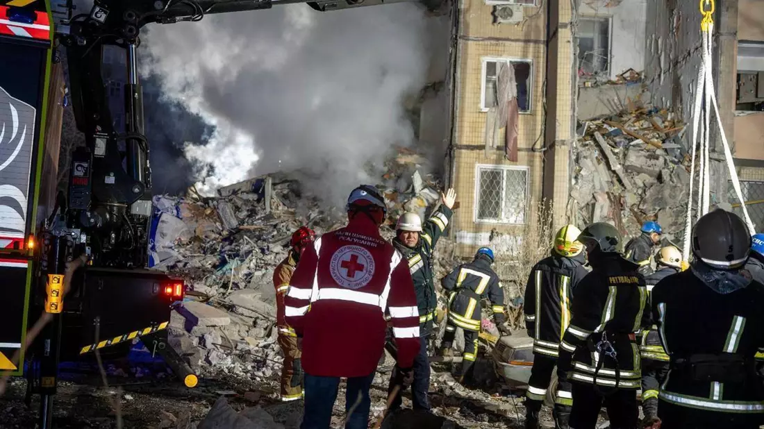 Rettungskräfte beseitigen die Trümmer eines zerstörten Mehrfamilienhauses nach einem russischen Angriff auf ein Wohnviertel in Odessa. - Bild: Ukrainian Emergency Service via /AP