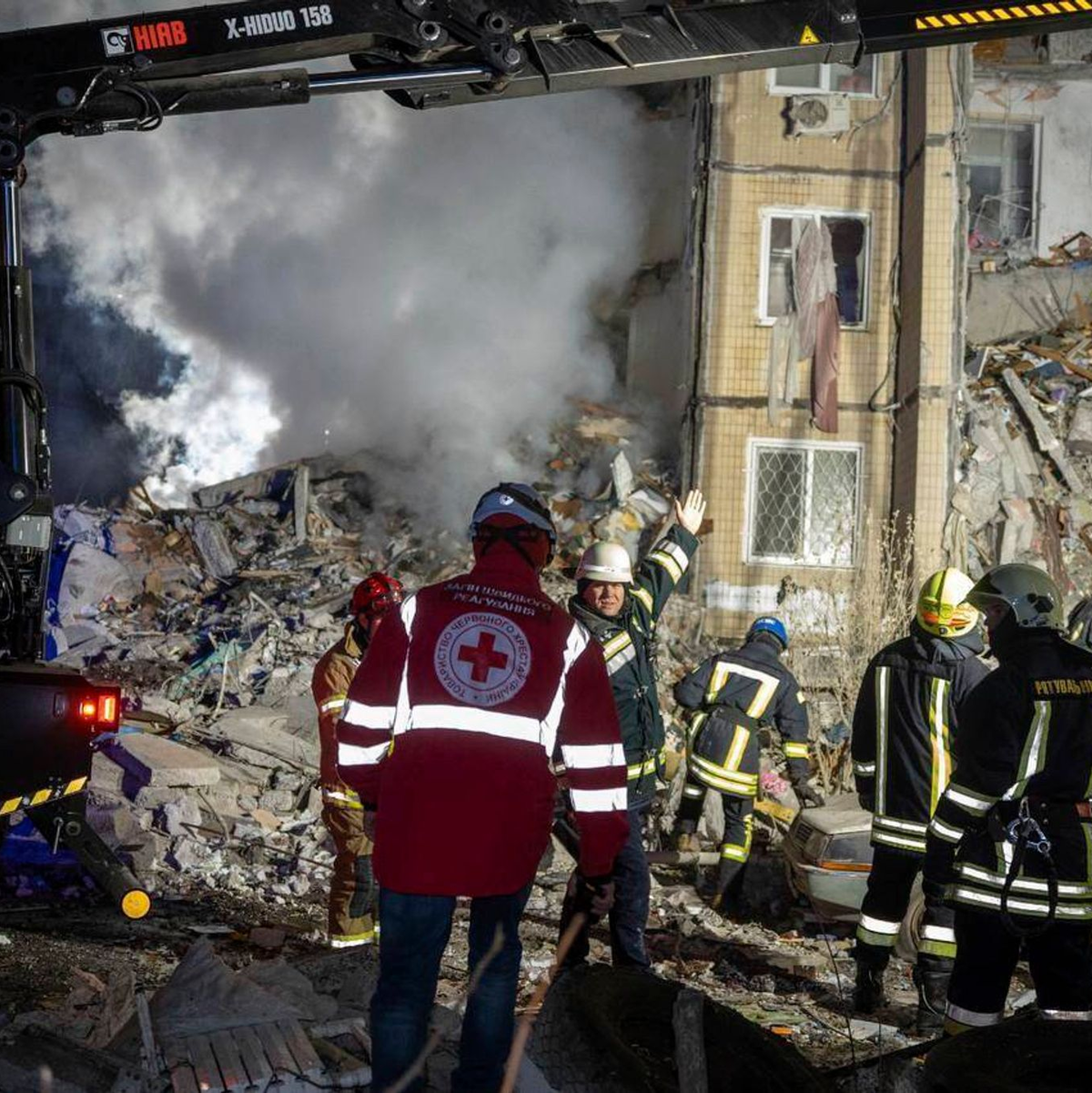 Rettungskräfte beseitigen die Trümmer eines zerstörten Mehrfamilienhauses nach einem russischen Angriff auf ein Wohnviertel in Odessa. - Foto: Ukrainian Emergency Service via /AP