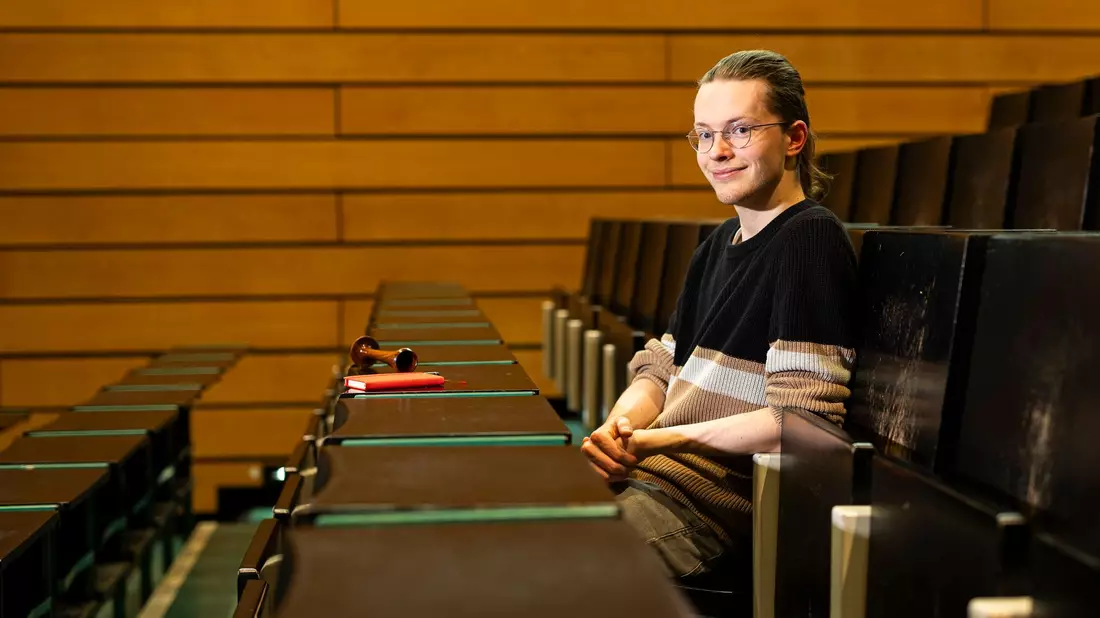 Gabriel Backer, Student der Hebammenwissenschaft an der Medizinischen Hochschule Hannover. Vor ihm liegt ein Pinard-Rohr zum Abhören von fetalen Herztönen. - Bild: Michael Matthey/dpa