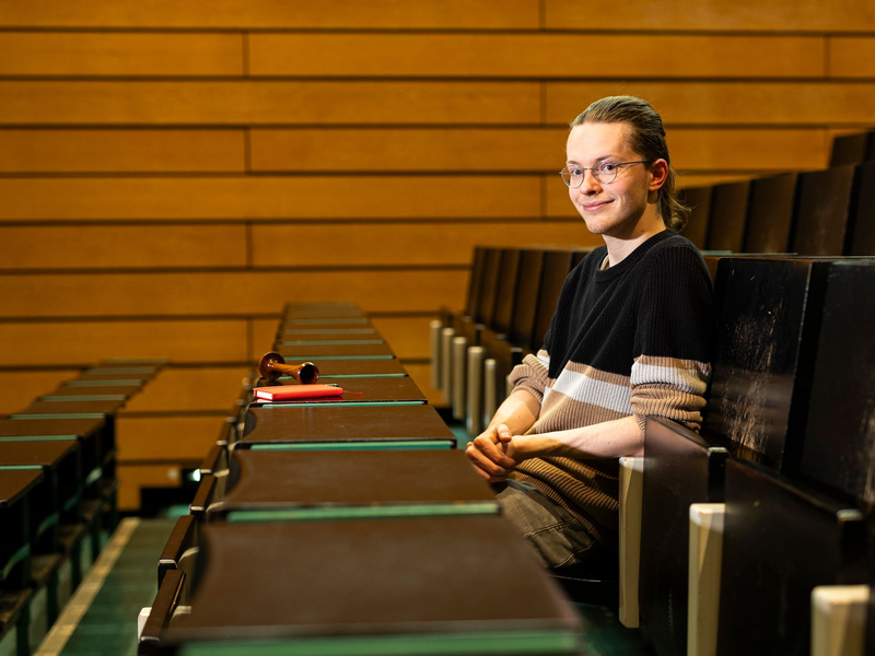 Gabriel Backer, Student der Hebammenwissenschaft an der Medizinischen Hochschule Hannover. Vor ihm liegt ein Pinard-Rohr zum Abhören von fetalen Herztönen. - Foto: Michael Matthey/dpa
