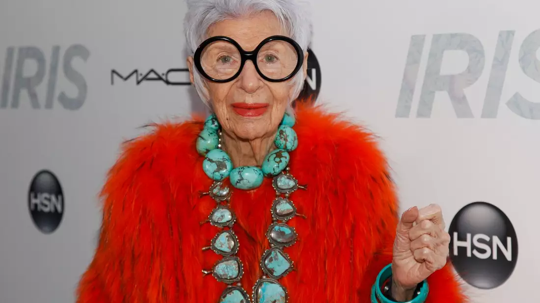 Die US-Mode-Ikone Iris Apfel starb im Alter von 102 Jahren. - Bild: Andy Kropa/Invision/AP/dpa