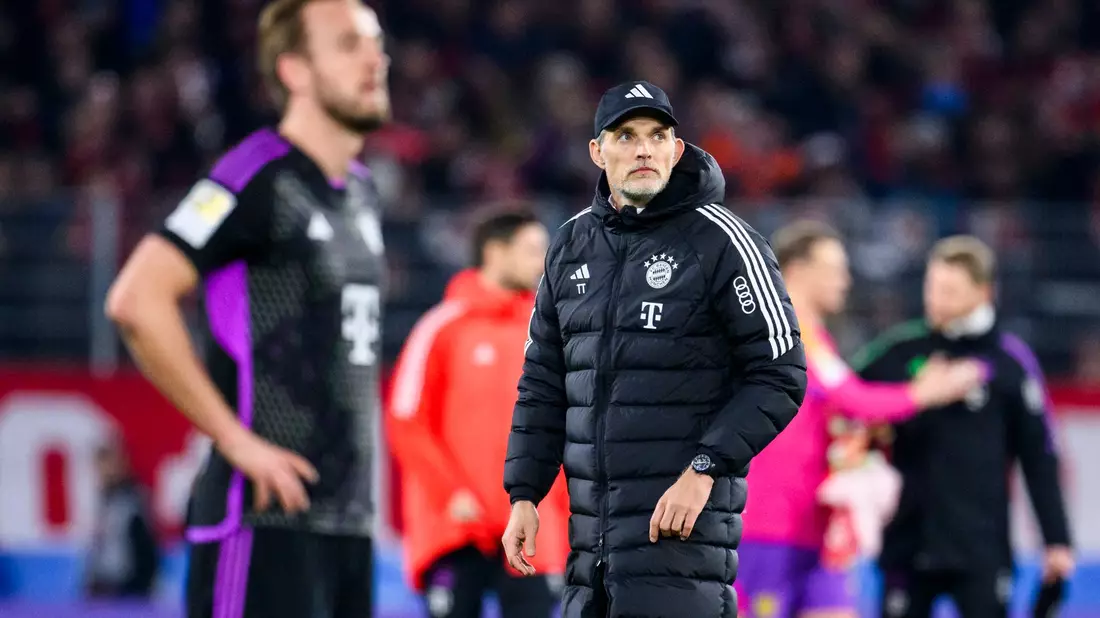 Bayern-Trainer Thomas Tuchel und Stürmerstar Harry Kane wirken nach dem Remis in Freiburg ratlos. - Bild: Tom Weller/dpa