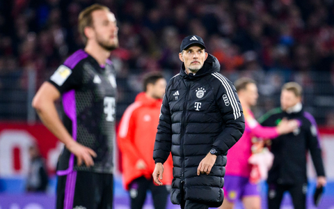 Bayern-Trainer Thomas Tuchel und Stürmerstar Harry Kane wirken nach dem Remis in Freiburg ratlos. - Foto: Tom Weller/dpa