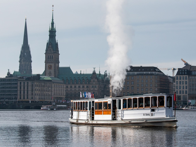 Das Alsterdampfschiff «St. Georg» fährt über die Hamburger Binnenalster. - Foto: Daniel Bockwoldt/dpa