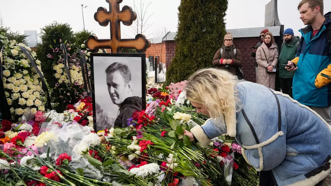 Eine Frau legt einen Tag nach der Beerdigung von Alexej Nawalny auf dem Borisowskoje-Friedhof Blumen am Grab ab. - Bild: Uncredited/AP