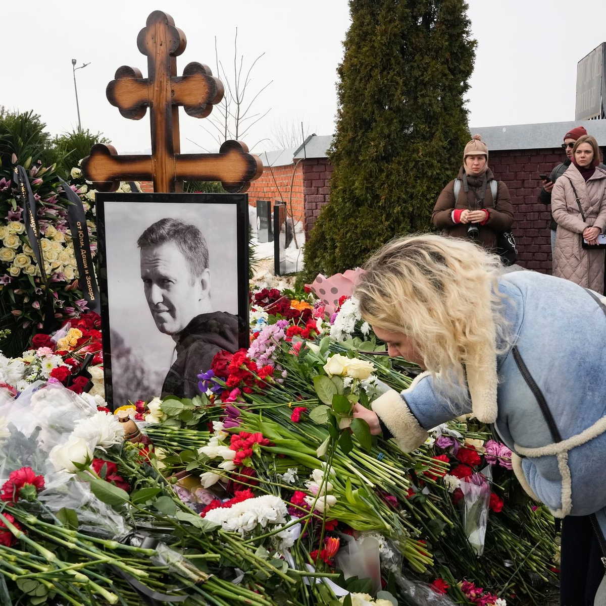 Eine Frau legt einen Tag nach der Beerdigung von Alexej Nawalny auf dem Borisowskoje-Friedhof Blumen am Grab ab. - Foto: Uncredited/AP