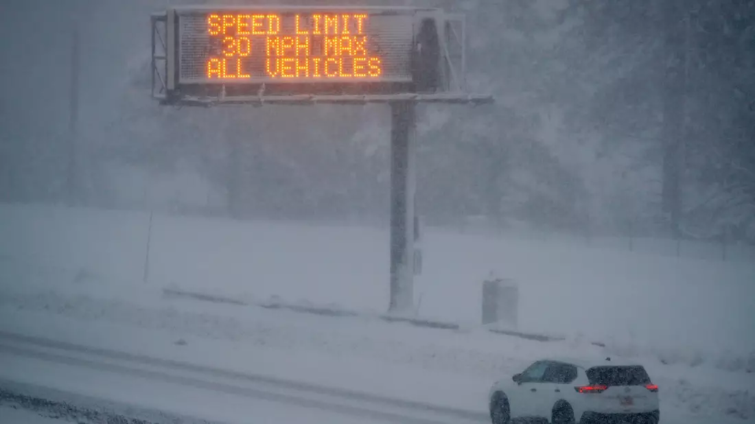 Ein Autofahrer auf der Interstate 80. - Bild: Jane Tyska/Bay Area News Group/AP/dpa