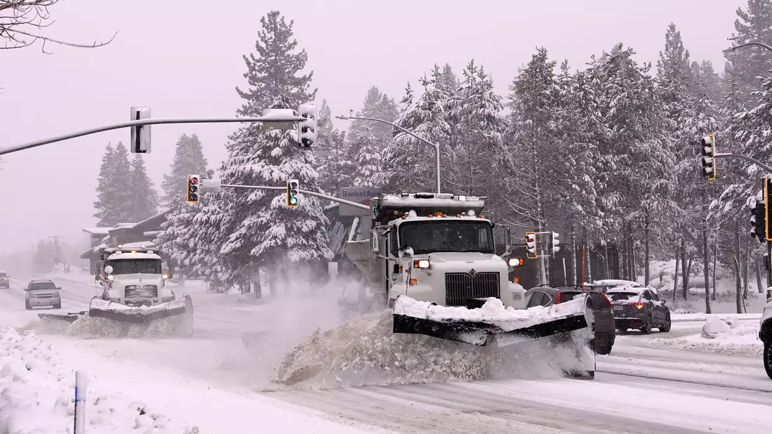 Die Donner Pass Road wird vom Schnee befreit. - Bild: Andy Barron/AP/dpa