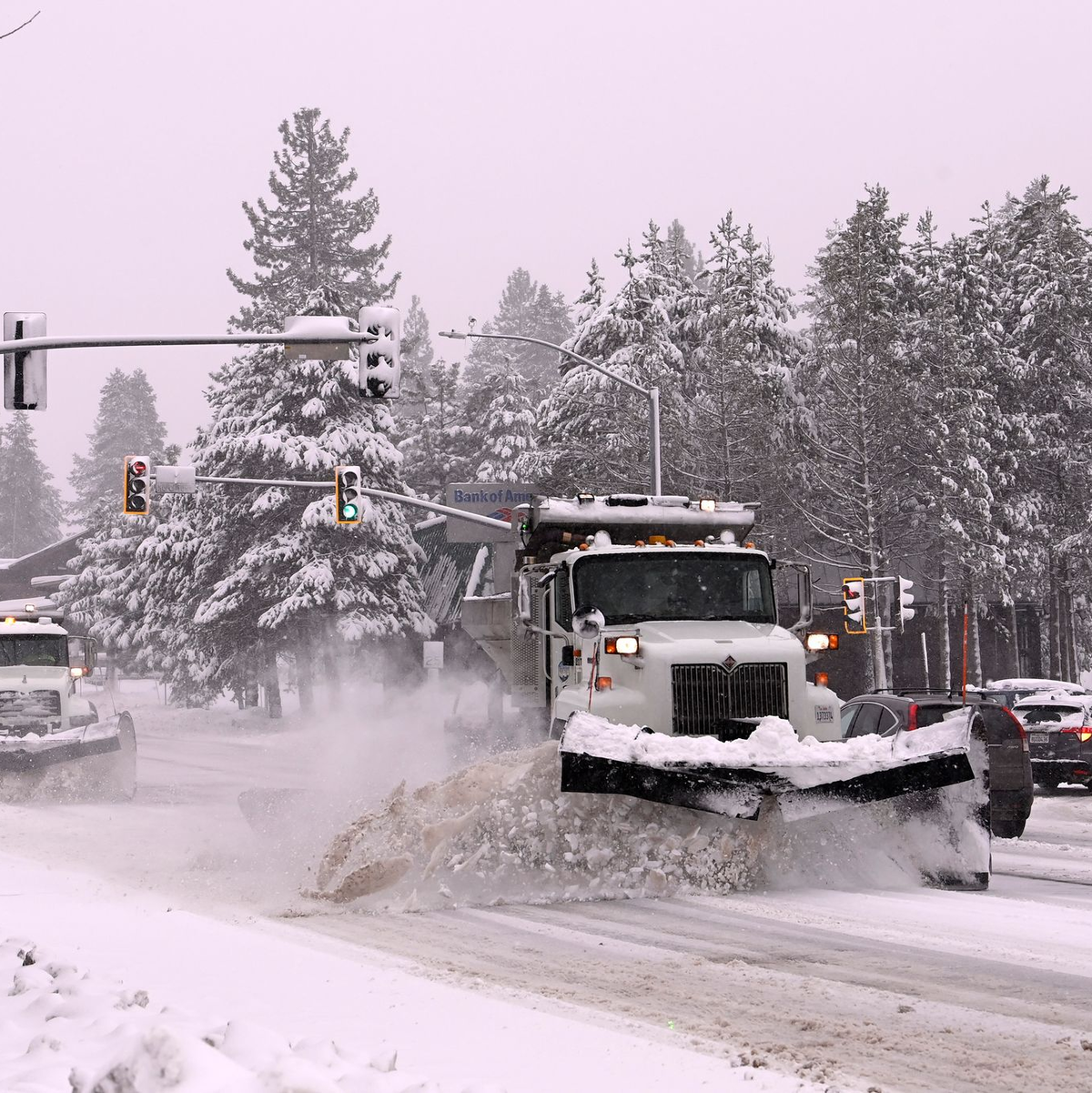 Die Donner Pass Road wird vom Schnee befreit. - Foto: Andy Barron/AP/dpa