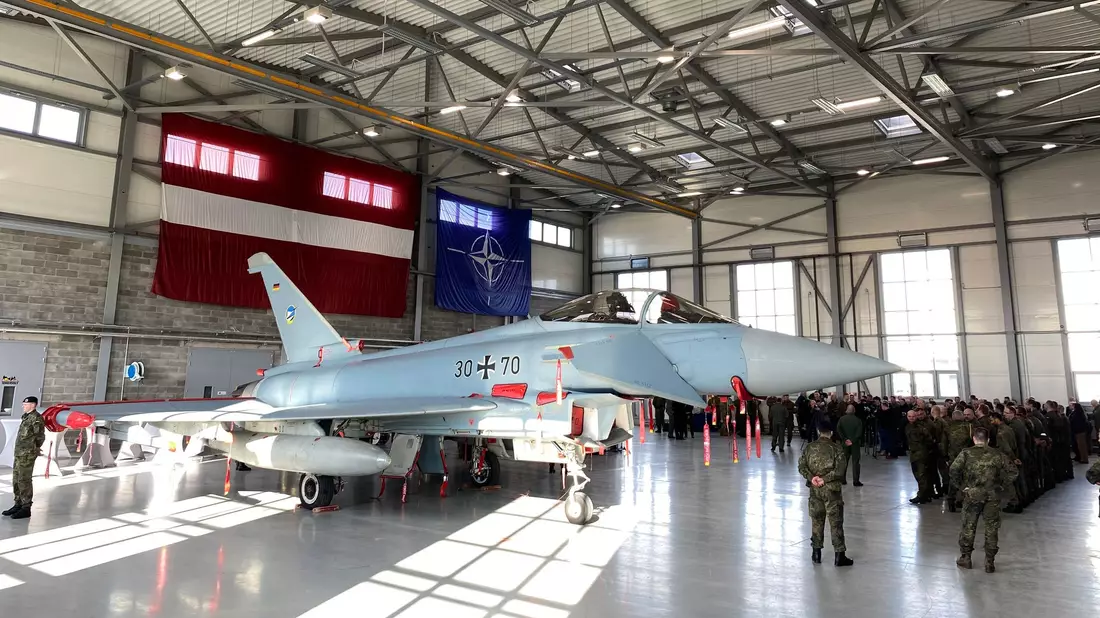 Luftwaffe in Lettland: Soldaten der Bundeswehr neben einem Eurofighter in Lielvarde. - Bild: Alexander Welscher/dpa